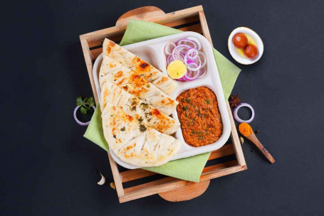 Chicken Kheema, Kulcha Lunchbox Mit Gulab Jamun (2 Stück) Combo