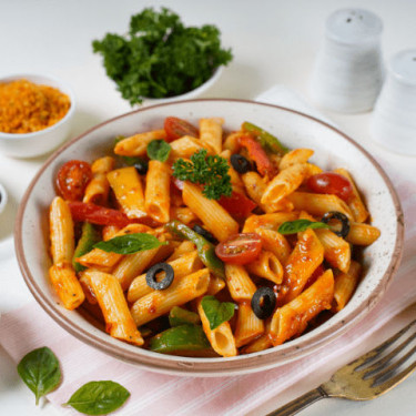 Klassische Tomaten-Basilikum-Penne-Pasta