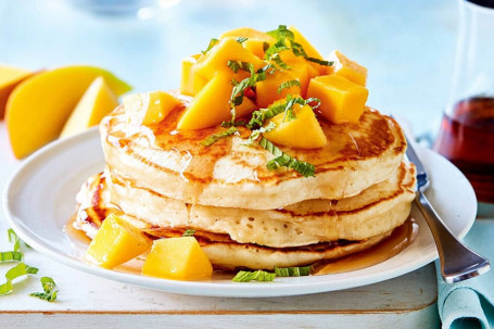Pancake With Maple Syrup And Mangoes (2 Pieces)