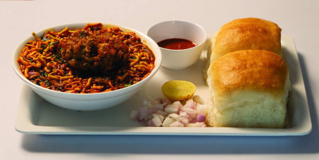 Kanda Bhaji Misal Pav