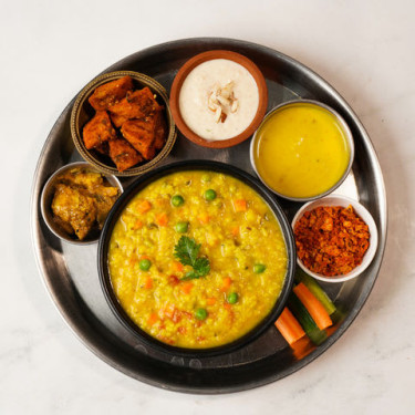 Deluxe Dal Gemüse Khichdi Thali