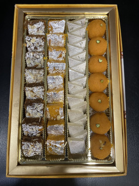 Sweets Box Kaju Barfi+ Motichoor Ladoo+ Dal Barfi+ Dhodha [900G]