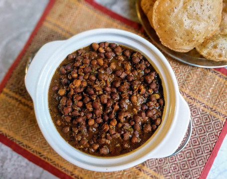 Puri With Kala Chana Chhole