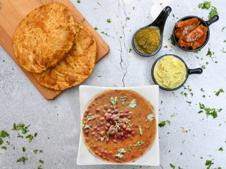 Kachori With Kala Chana Chhole [5 Pieces]