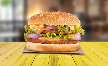 Amerikanischer Doppel-Patty-Burger Mit Gegrilltem Hähnchen