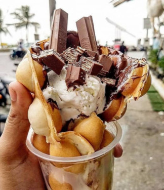 Kitkat Crown Bubble Waffle