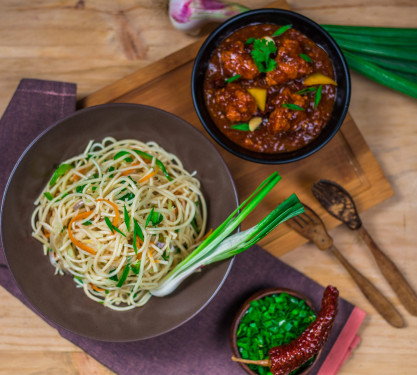 Veg Noodles With Manchrian