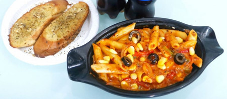 Spicy Red Pasta (Served With 2 Garlic Bread)