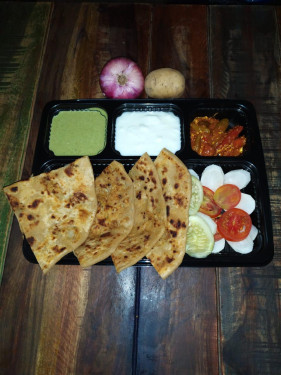 Aloo Paratha (Paratha Dahi Achar Grüner Chutney-Salat)