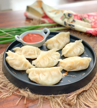 Special Veg Steam Momo 8 Pcs Red Chutney Mayonnaise