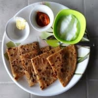 Bombastic Aloo Paratha With Pickle