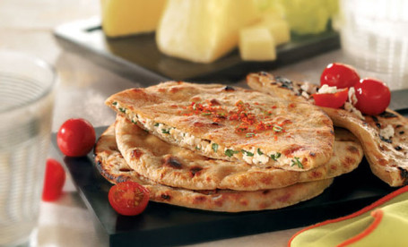 Paneer Paratha (2 Pcs) Raita Mix Achar