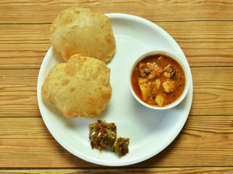 Poori With Aloo Bhaji And Pickle