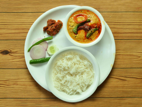 Pakora Kadhi With Chawal And Salad