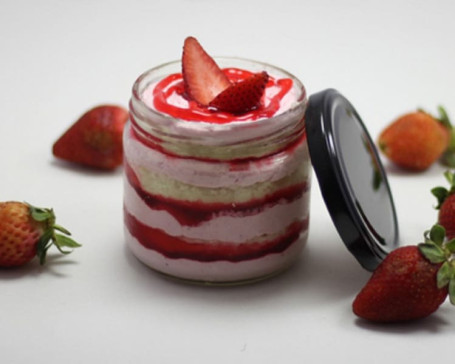 Strawberry Jar Cake (200 Gms)