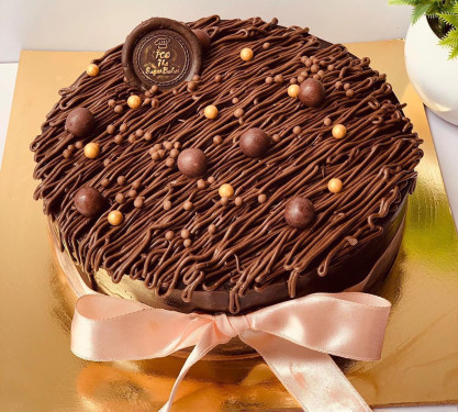 Dutch Chocolate Cake (Eggless)