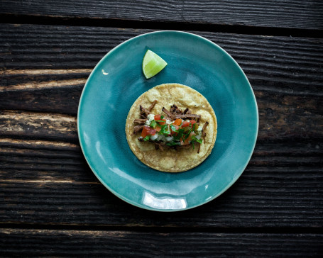 Brisket Ahumado Jugoso Pecho De Ternera Ahumado, Pico De Gallo De Encurtidos Y Salsa Jalape Ntilde;O