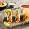 Mittagessen-Kombination Mit Würzigen Garnelen-Tacos