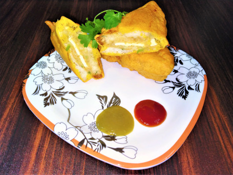 Aloo Bread Pakoda With Paneer Slice (2 Pcs)