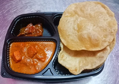 6 Poori With Paneer Gravy Masala