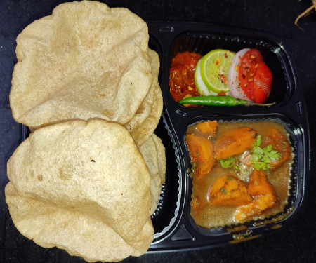 6 Poori With Aloo Gravy Masala