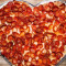 Herzförmige Peperoni-Pizza