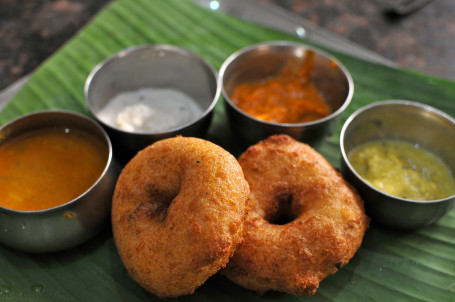 Sambar Vada (1 Plate) [2 Pc] [Served With Sambar And Chutney]