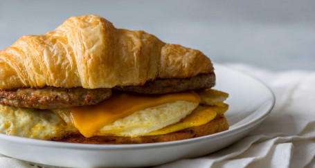 Frühstückscroissant Mit Fleisch, Ei Und Käse