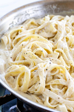 Spaghetti Alfredo Pasta White Sauce)