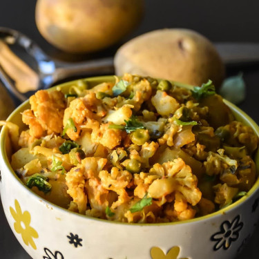 Aaloo Gobhi Matar With 8 Tawa Butter Roti