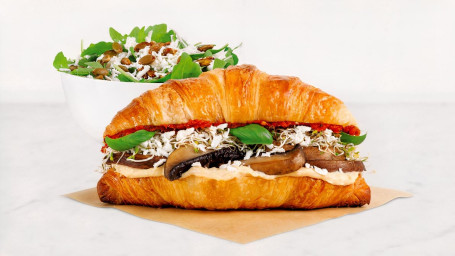 Croissant-Sandwich-Beilagensalat-Kombination