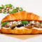 Croissant-Sandwich-Beilagensalat-Kombination