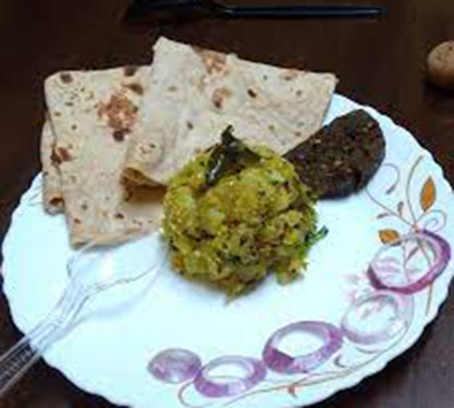 3 Plain Tawa Roti And Aloo Bhaaji