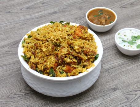 Mughalai Chicken Boneless Biryani Served With Raita And Salan (Serves 2) (1100 Ml)