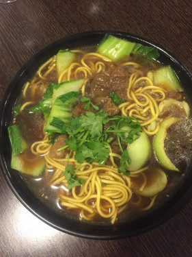 Tallarines fideos de arroz con sopa de ternera