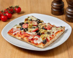 Pizza Oliven, Tomaten und Parmesan