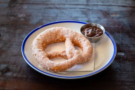 Zimt-Brezel-Donut