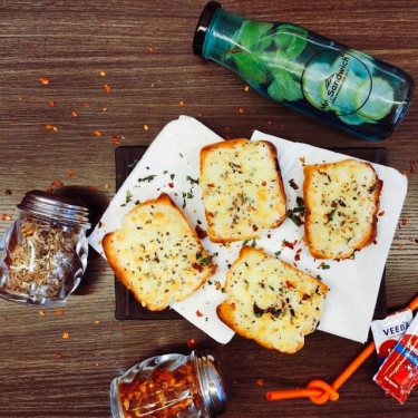 Spicy Cheese Garlic Bread (3 Pc)