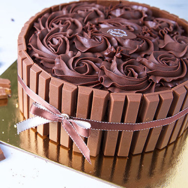 Chocolate Full Kit Kat Truffle Cake (Eggless)