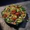 Asiatischer Crunch-Salat Mit Halben Zitrusfrüchten Und Hühnchen