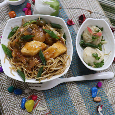 Chilli Paneer Noodle With 2 Pc Veg Momos