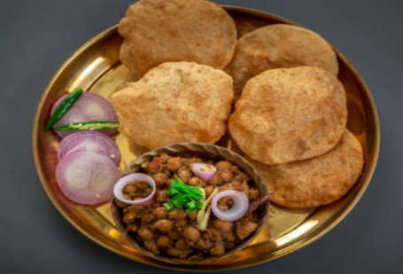 Puri Chole Aur Raita