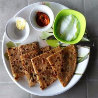 Paneer Stuffed Paratha (2 Pcs) With Pickle Sauce