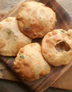 Aloo Kachori (4 Pcs) Served With Pickle