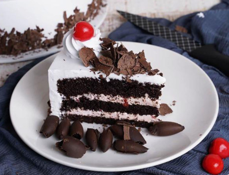 Black Forest Pastry- 6 Pcs