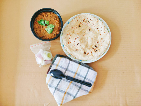 4 Butter Roti With Dal Makhani