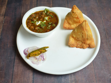 Samosa With Chole (2 Pieces)