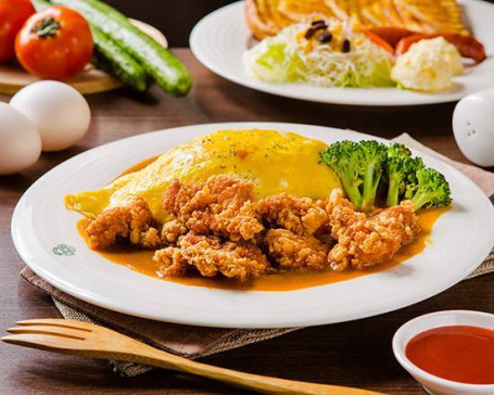 Kā Lī Táng Yáng Jī Dàn Bāo Fàn Reisomelett Mit Hühnerkaraage Und Curry