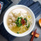 Drehen Sie Die Wan-Tan-Suppennudeln Aus Schweinefleisch Langsam Um