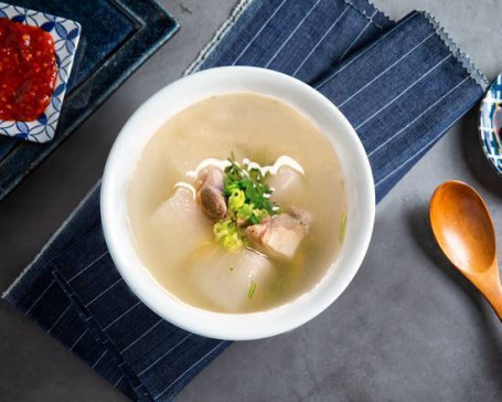 Luó Bó Pái Gǔ Tāng Suppe Mit Weißem Rettich Und Schweinerippchen